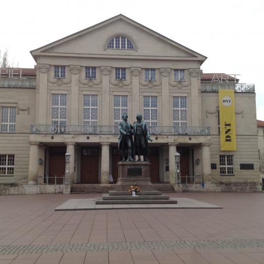 Das Deutsche Nationaltheater in Weimar mit dem Goethe-Schiller-Denkmal.